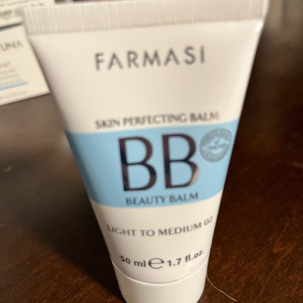 Farmasi BB cream shade light to medium